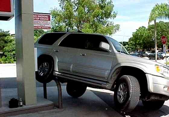 Защитные дуги безопасности столбики и отбойники для АЗС, АГНКС, АГЗС Москва