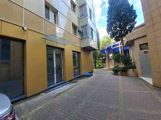 Сдаю в аренду 91,5 кв.м. на 1 этаже в центре Сочи, высокая проходимость Сочи