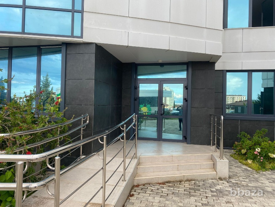 Сдаю коммерческое помещение на 1 этаже площадью 93 кв.м. в Адлерском районе Сочи - изображение 1