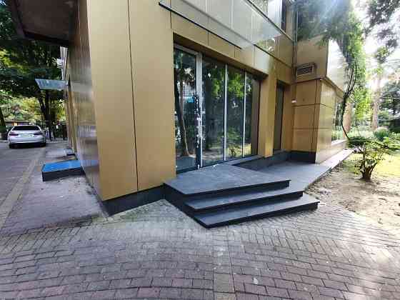 Сдаю в аренду магазин 50 кв.м. на 1 этаже в центре Сочи, ул. Навагинская 12 Сочи